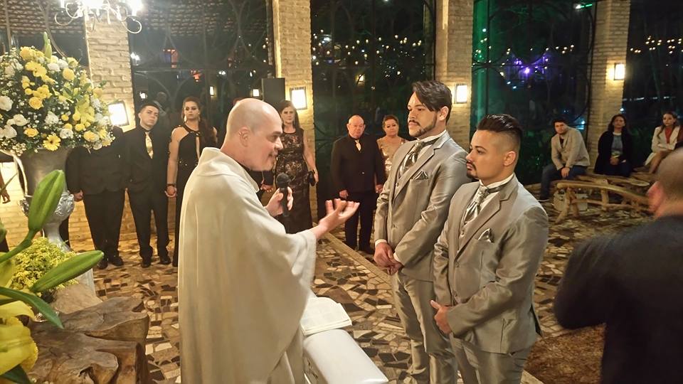 Padre Beto realiza cerimônia de união homoafetiva.