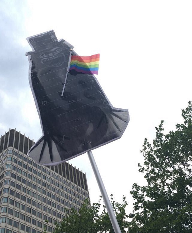Babadook presente em uma parada LGBT nos EUA.