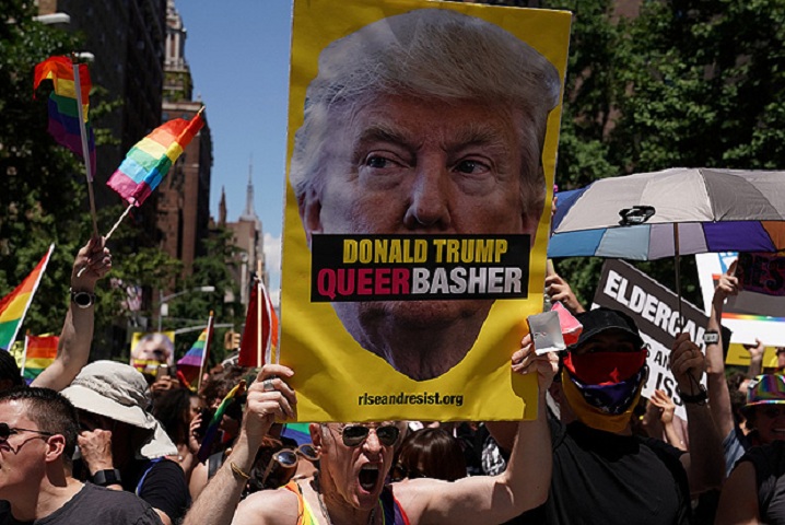 Donald Trump é principal alvo de protestos na Parada Gay de Nova Iorque.