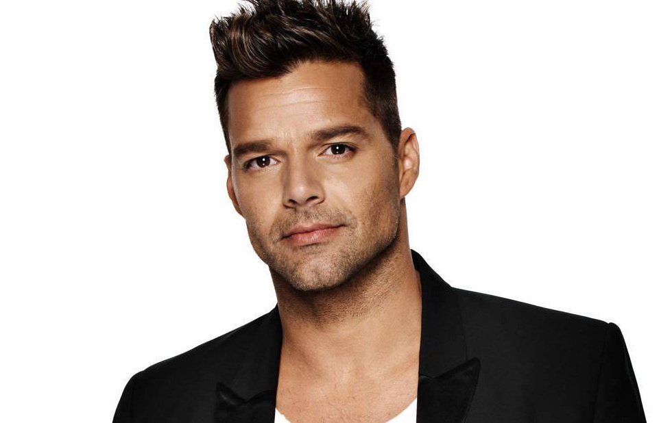 Ricky Martin lembra como lidava com homossexualidade antes de se assumir.