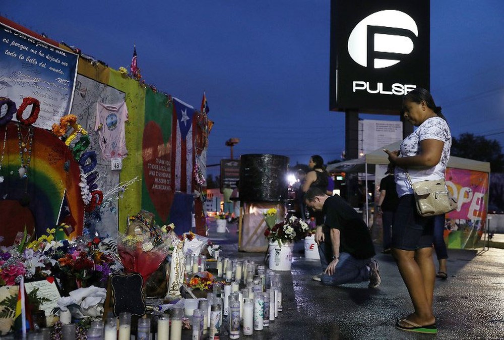 Familiares e amigos das vítimas na boate Pulse prestam homenagens. (Foto