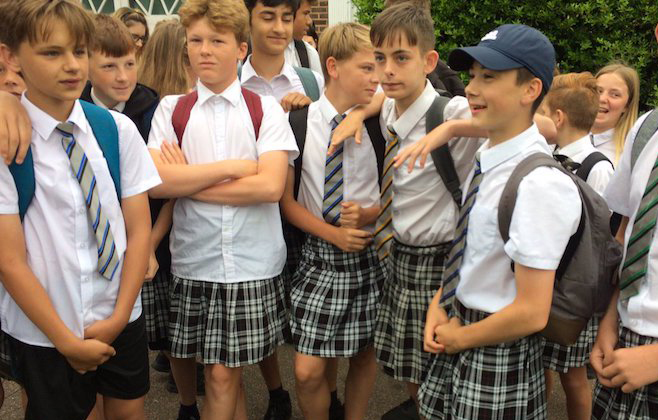 O ato aconteceu após a escola proibir o uso de bermudas pelos meninos em dias de calor