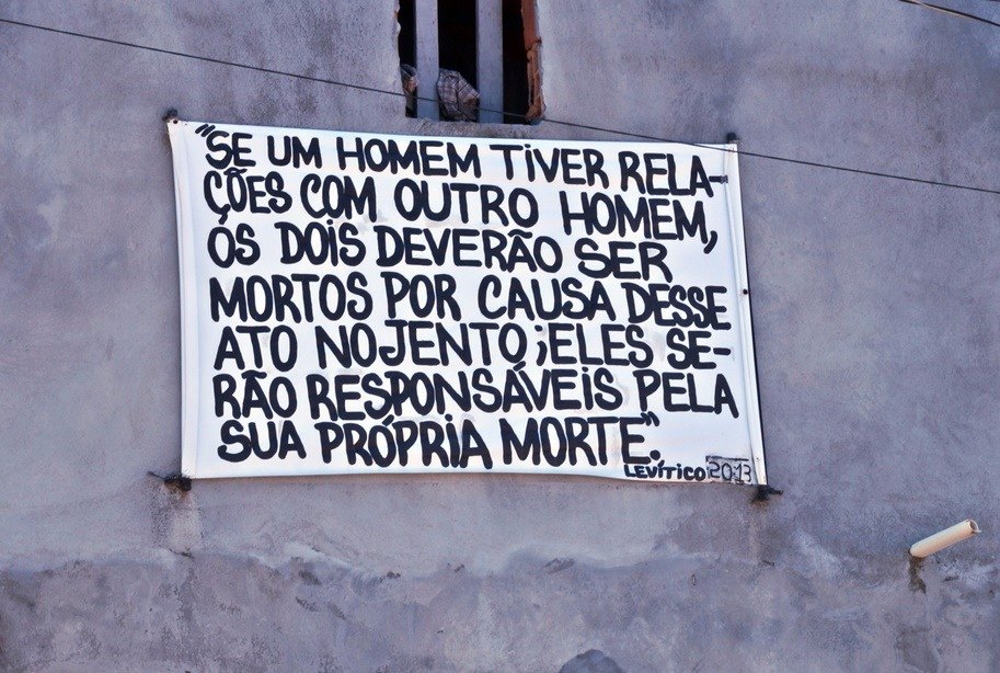 Igreja evangélica na Bahia é investigada pelo MP após pendurar placa homofóbica em sua porta