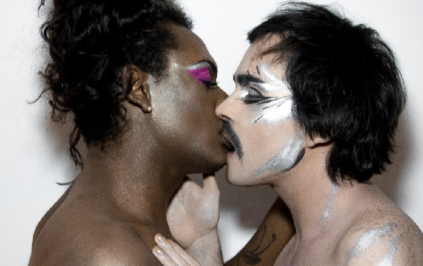 Johnny Hooker e Liniker se beijam para capa do single de Flutua