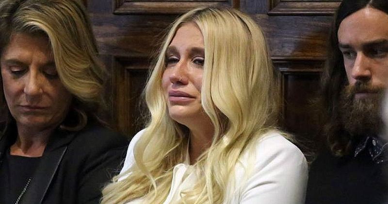 Kesha no tribunal em foto de 2016 após receber a notícia de que deveria continuar na mesma gravadora (FOTO: