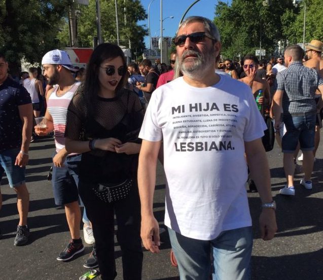 Pai utilliza camiseta em apoio a filha lésbica na Parada LGBT de Madrid