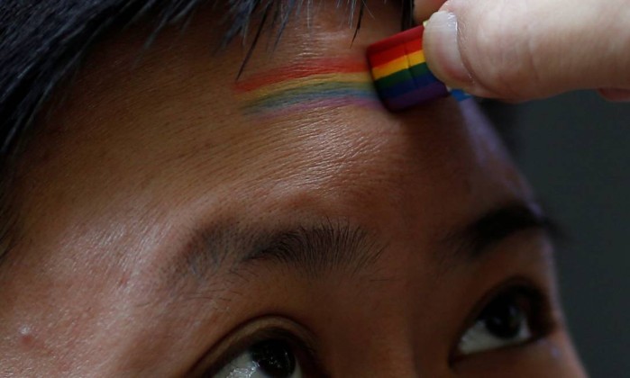 Chinês gay ganha indenização após terapia de conversão forçada
