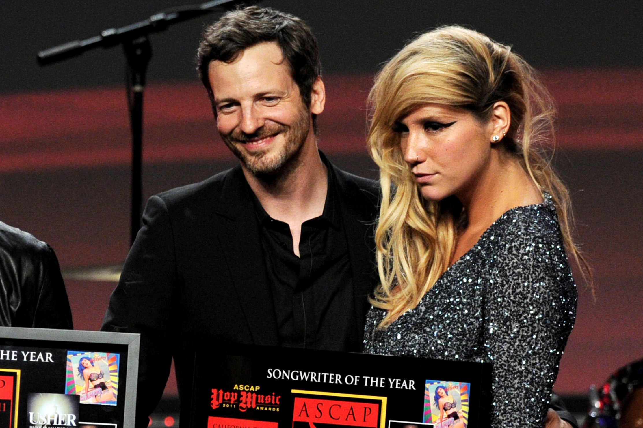 O produtor Lukasz Gottwald ao lado da cantora Kesha durante a premiação ASCAP no ano de 2011 (FOTO: NY Daily News)