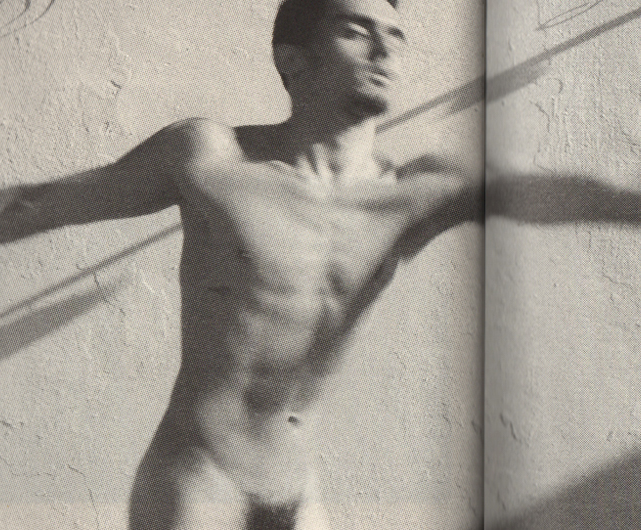 Fotógrafo João Penoni imprime artesanalmente fotos de nus masculinos