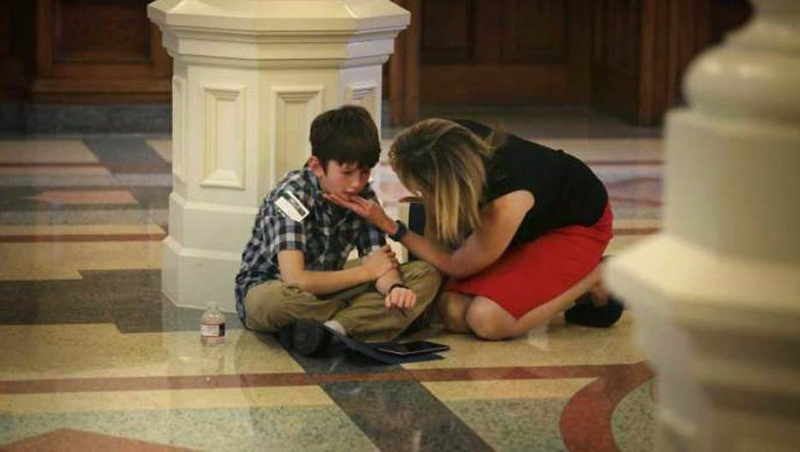 Garoto trans Max é consolado pela mãe em protesto contra lei anti-lgbt, no Texas