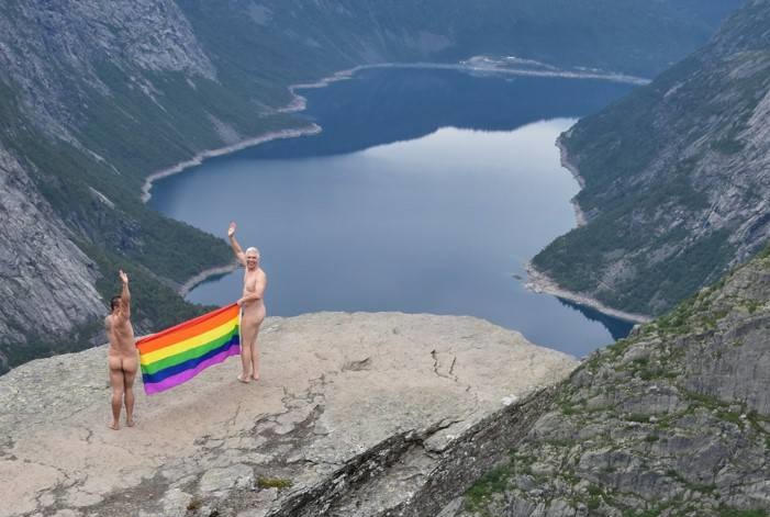 A 10º C, Casal fotografa nu em rochedo famoso da Noruega