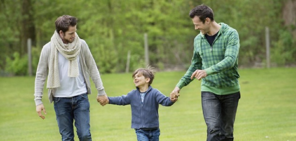 Pai gay conseguiu direito de licença parternidade após adotar duas crianças