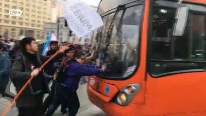 Ativistas LGBT protestam contra ônibus conservador