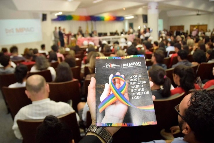 Cartilha aborda os direitos que LGBTs possuem
