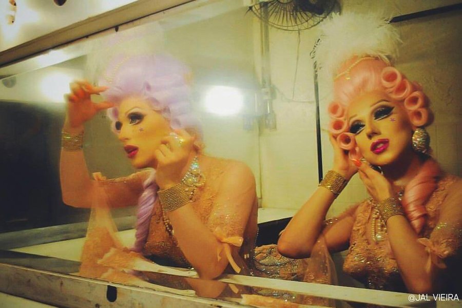 Fotografa registra rotina de shows de drag queens brasileiras