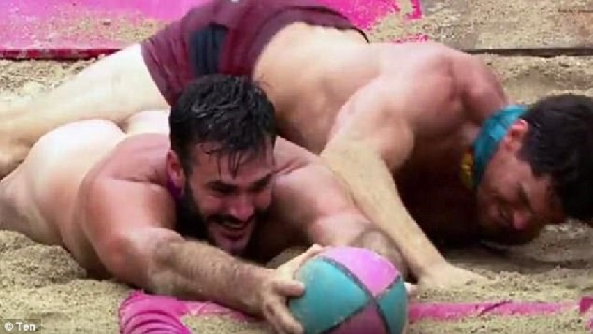Competidor arrancou a sunga do outro durante desafio do Australian Survivor