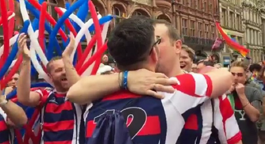 Jogador de rugby pediu o colega de time em casamento na Parada de Liverpool