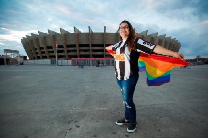 Pessoas LGBT relatam medo de ir a estádios e sofrer agressões