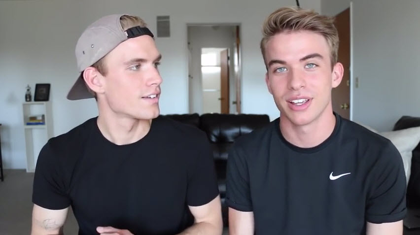 Os irmãos gêmeos Aaron e Austin Rhodes que viralizaram em 2015 na internet ao assumirem a homossexualidade para o pai (FOTO: Youtube)