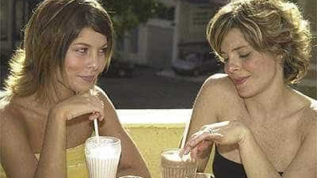 Após cortes, Globo exibe cena de selinho de casal lésbico em Senhora do Destino