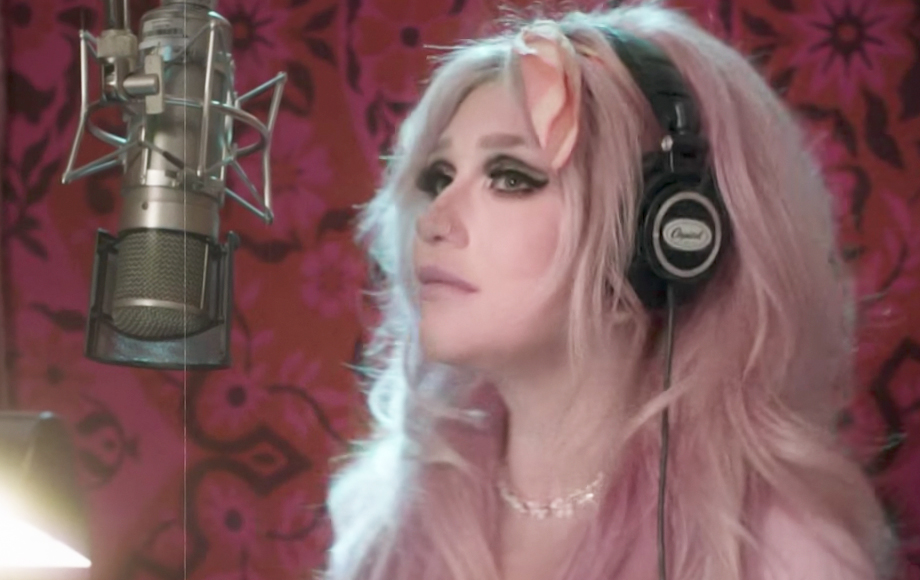 Kesha divulgou o clipe para a música Rainbow, carro-chefe do seu novo álbum