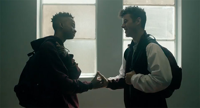 Coy Stewart vive um jovem gay no novo clipe do rapper Logic