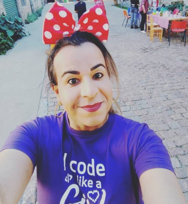Evelyn com camiseta “I code like a girl” (“Eu programo como uma garota”) (Arquivo pessoal/Divulgação)