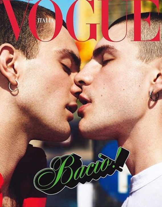 Casal se beija em capa de edição italiana da revista Vogue (FOTO: Divulgação)