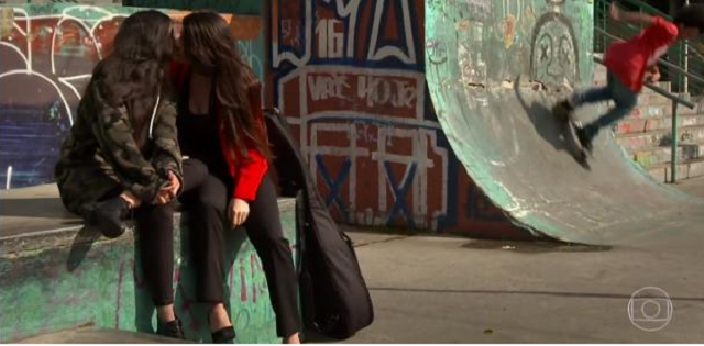 Candidata beija namorada em vídeo de apresentação do The Voice Brasil