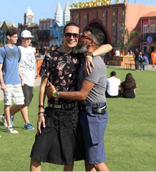 O casal gay Fernando e Natan usaram saia para compor o look do Rock in RIo