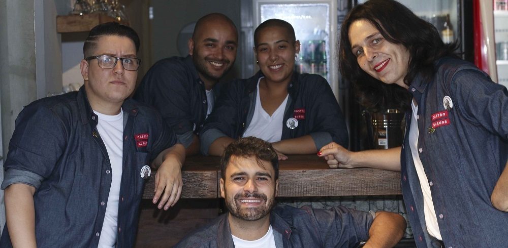 A tradicional lanchonete de São Paulo, Castro Burguer abriu vagas para a comunidade LGBT