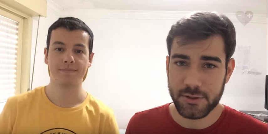 O casal Jeandro e Geovani trocam experiências sobre HIV e Aids em canal no Youtube