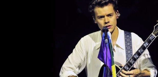 Harry Styles posa com bandeira LGBT em show