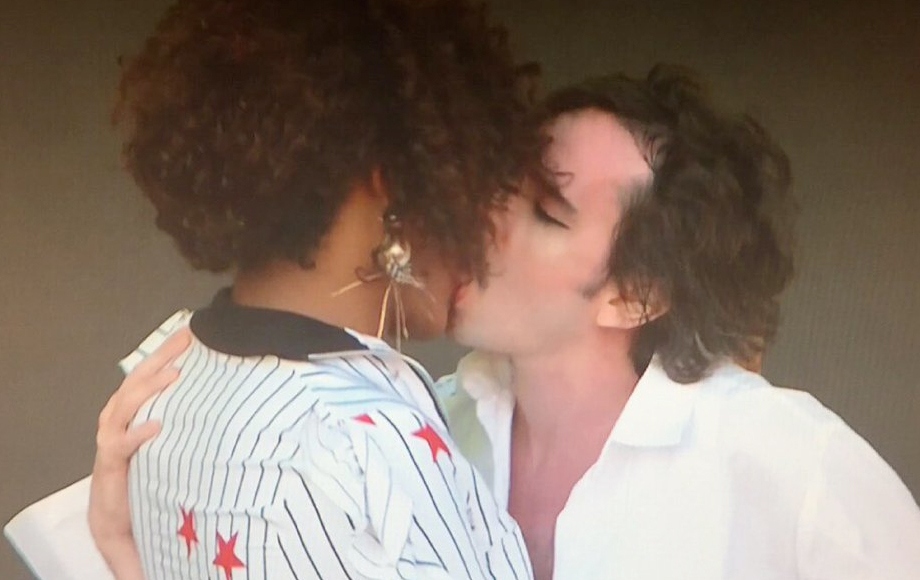 Johnny Hooker e Liniker se beijam no Rock in Rio