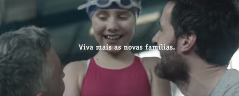 Em novo anúncio, a Vivo mostra um casal gay acompanhando a filha na natação.