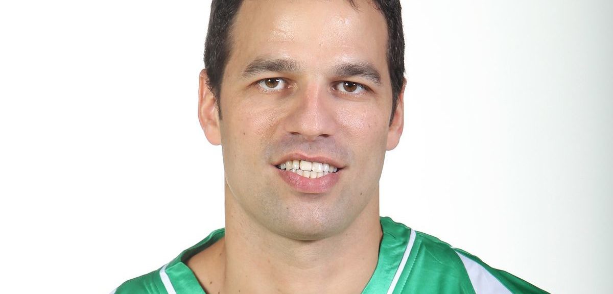 O jogador de basquete Uri Kokia