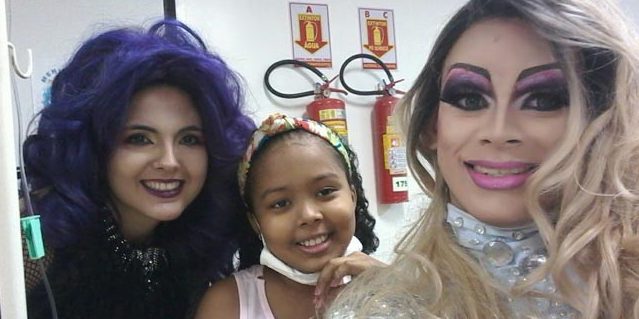 Drag queen Chandelly Kidman visita hospitais de crianças com câncer