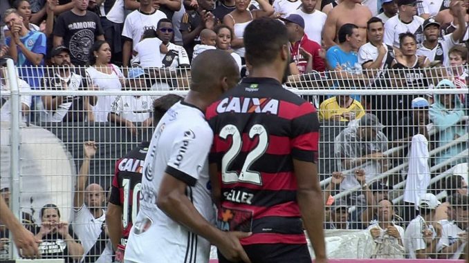O jogador Rodrigo do Ponte Preta foi expulso após dar dedada em Tréllez do Vitória