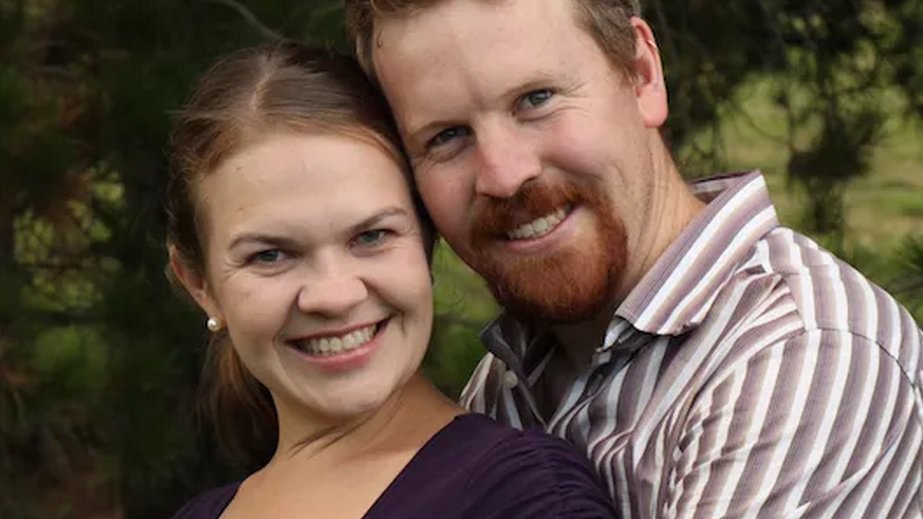 Casal NickJensen e Sarah prometeram se divorciar caso casamento gay virasse lei na Austrália