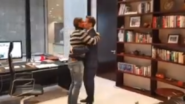 Embaixador da Austrália na França Brendan Berne pediu namorado m casamento em vídeo