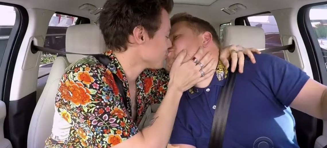 Harry Styles beija James Corden em especial de natal