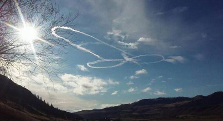 A Marinha norte-americana suspendeu o piloto que fez desenhos obscenos no ar (Foto: Reprodução/Twitter)