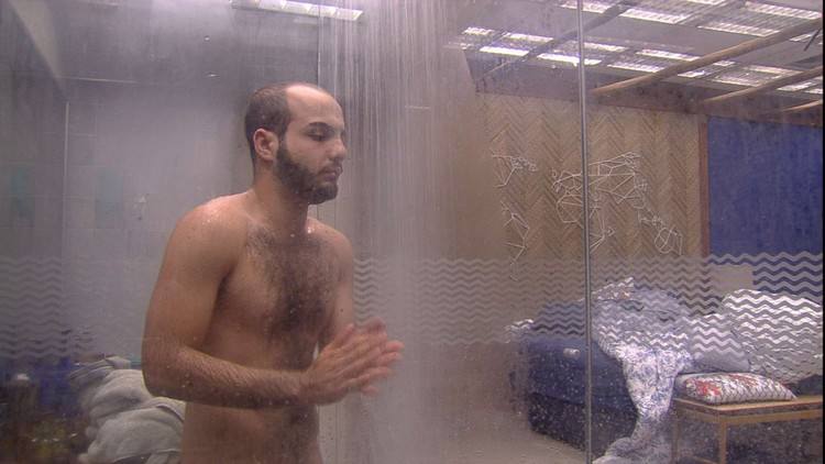 Mahmoud toma banho pelado no BBB 18