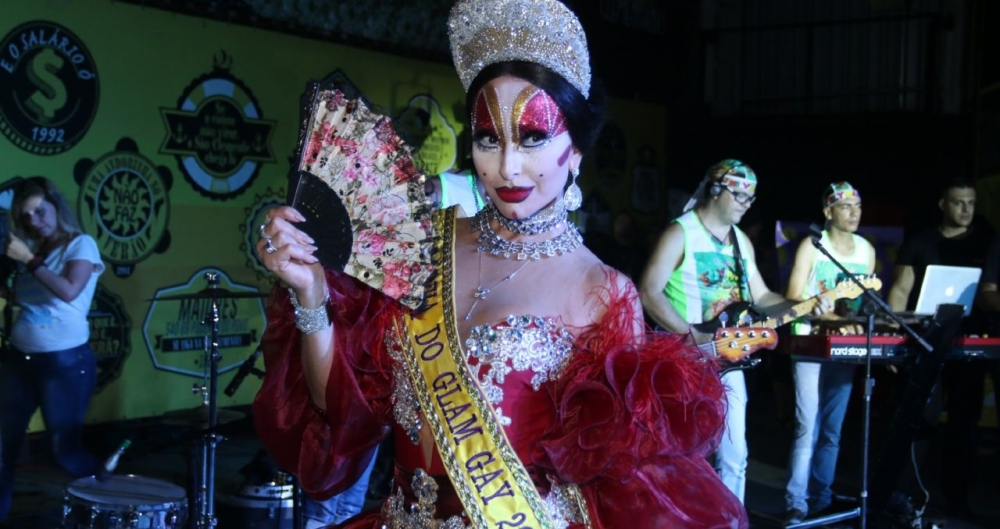 A apresentadora Sabrina Sato homenageia a drag queen Isabelita dos Patins ao ser coroada Rainha do Baile Glam Gay
