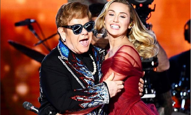 Elton John e Miley Cyrus cantaram o sucesso 