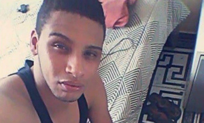 Alex Sanre da Silva morreu na porta de casa, após ser atingido por cinco tiros