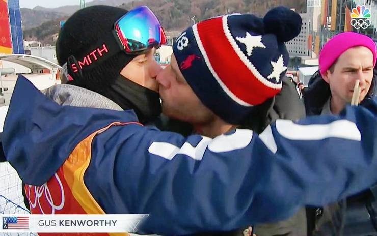 Esquiador Gus Kenworthy beija namorado Mathew Wilkas