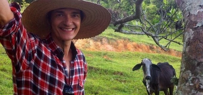 O apresentador gay Max Fivelinha em seu sítio em Comanducaia (MG)
