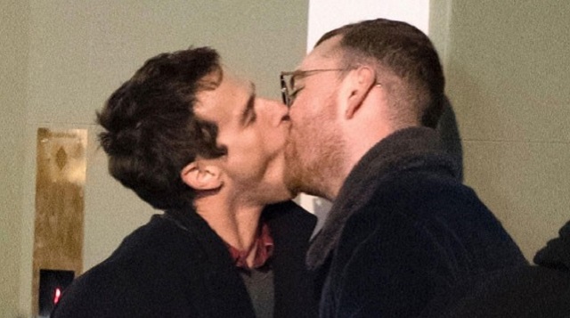 Sam Smith e Brandon Flynn se beijam