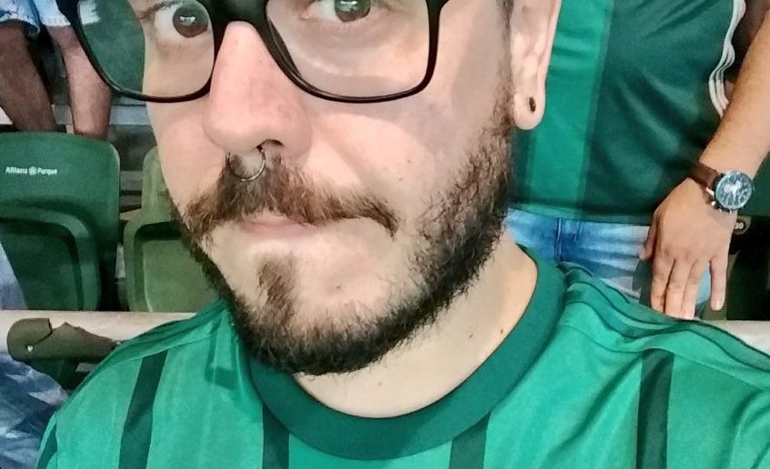 O torcedor gay do Palmeiras, William de Luca, sofreu ataques após criticar homofobia nos estádios